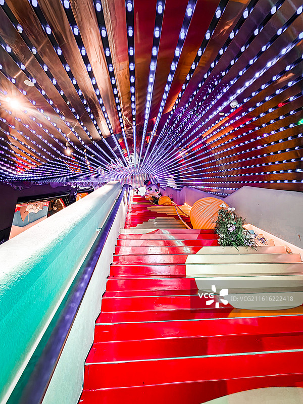 红色阶梯与光影艺术装置图片素材