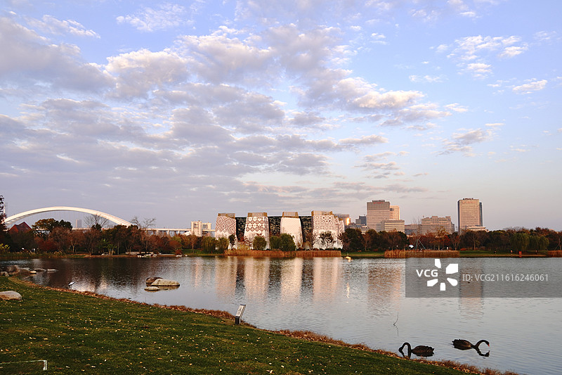 夕阳西下的上海世博文化公园俄罗斯馆及湖面图片素材