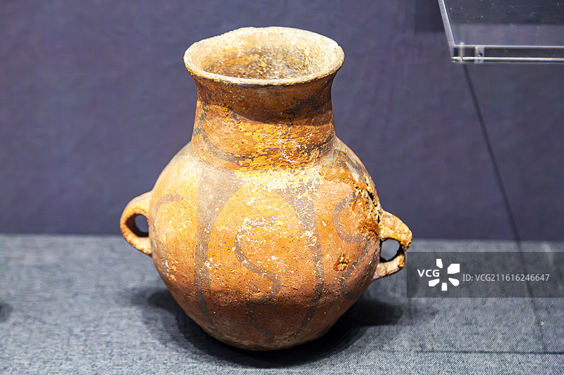 新疆乌鲁木齐新疆博物馆文物双系彩陶壶，哈密市焉不拉克墓地出土图片素材