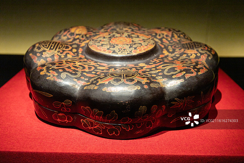 黑地彩漆暗八仙八瓣攒 盒图片素材