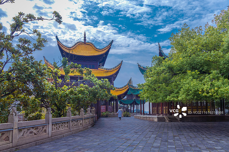 古楼名亭 ，一径通幽图片素材