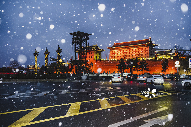 马年新春将至，西安城墙永宁门景区的迎春雪景图片素材