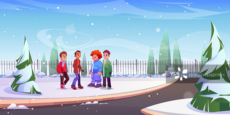 青少年男孩在冬季城市公园图片素材