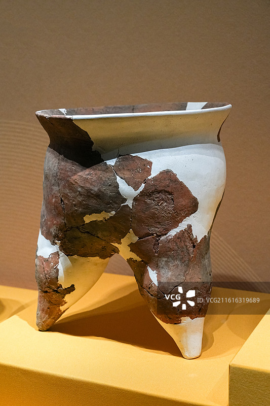 陶鬲 商代 山东龙口楼子庄遗址出土 烟台市博物馆藏 山东博物馆“华夏东方-夏商周时期的东夷文化”特展图片素材