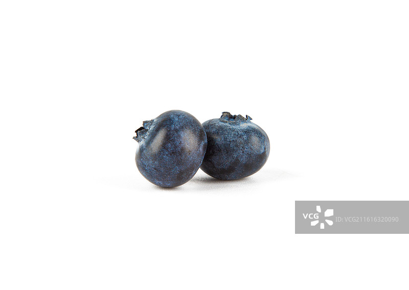 新鲜的蓝莓孤立在白色背景上图片素材
