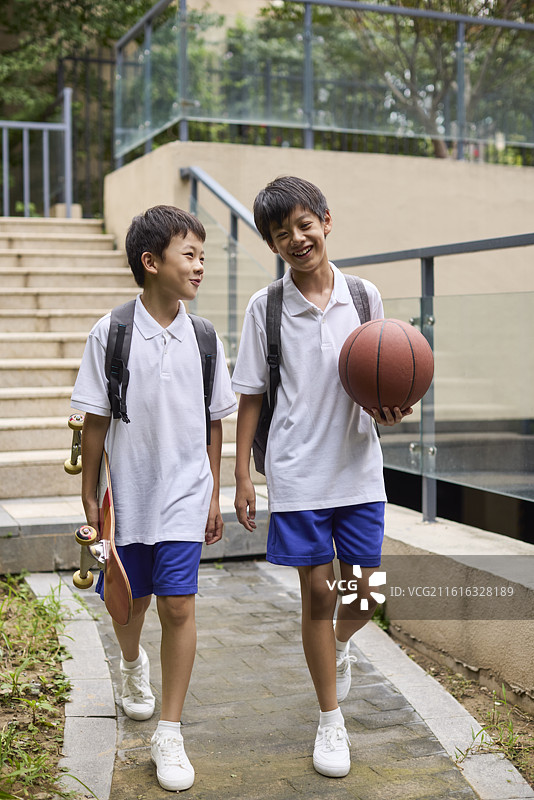 男孩们放学了图片素材