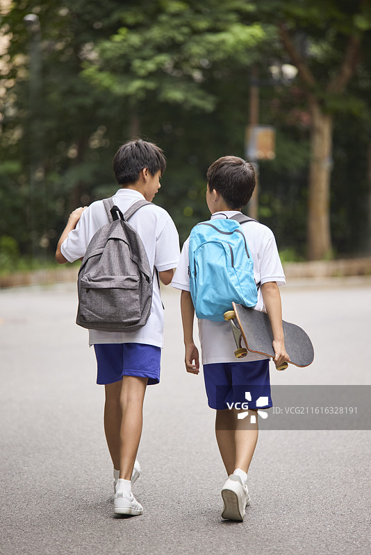 男孩们放学了图片素材