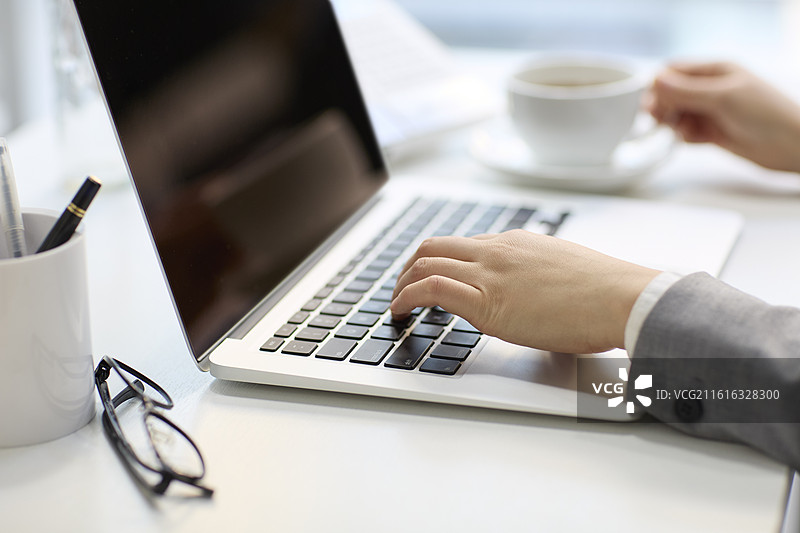 商务女性使用笔记本电脑图片素材