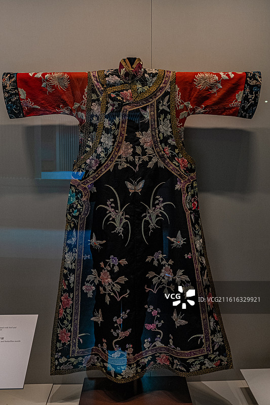 清代 大红金龙云蝠喜字纹缂丝袍 中国丝绸博物馆图片素材