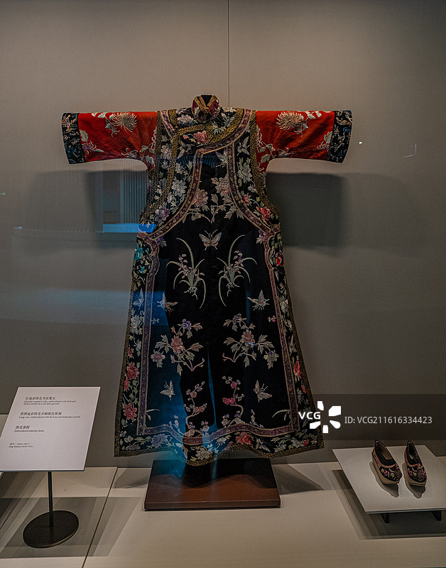 清代 大红金龙云蝠喜字纹缂丝袍 中国丝绸博物馆图片素材