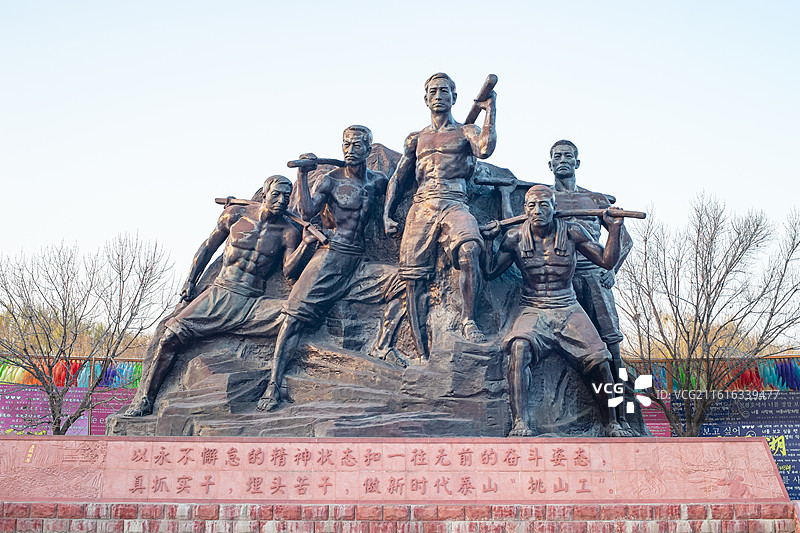 中国山东泰安泰山秀城天平湖公园风景区，挑山工人物形象雕塑地标建筑，户外白昼无人图像摄影图片素材