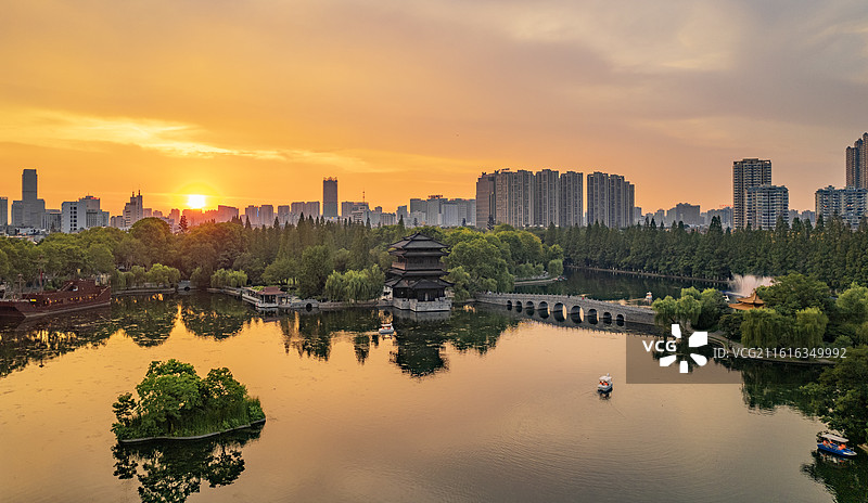 夕阳下的合肥逍遥津公园图片素材