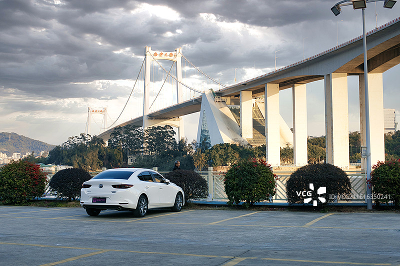 阴天下的大桥和汽车图片素材