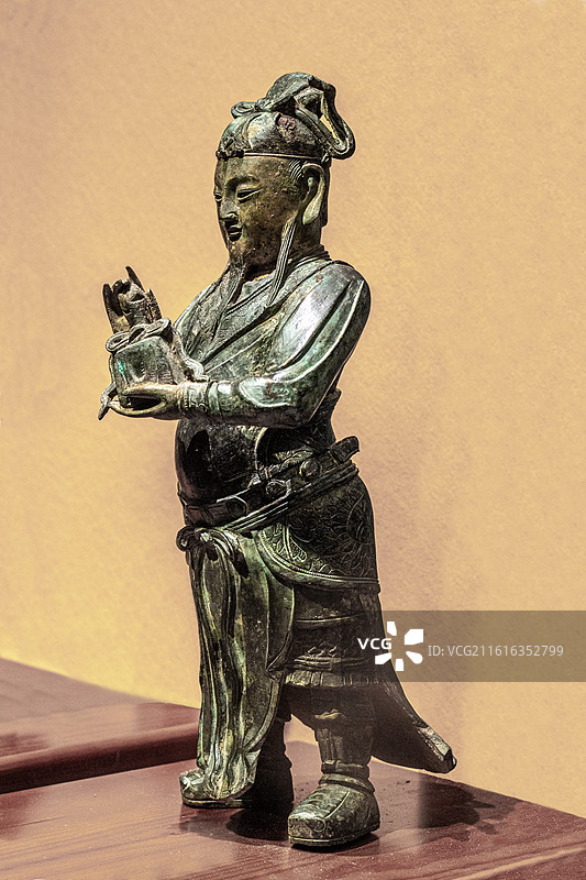 北京首都博物馆展出的明代 慈寿寺出土的明神宗万历年间的三国人物关平站立铜像图片素材