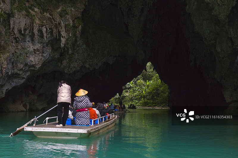广西河池三门海，溶洞，地下河游船图片素材