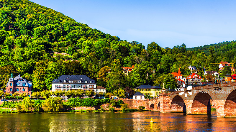 德国海德堡古桥 蓝天映衬下的历史建筑景观图片素材