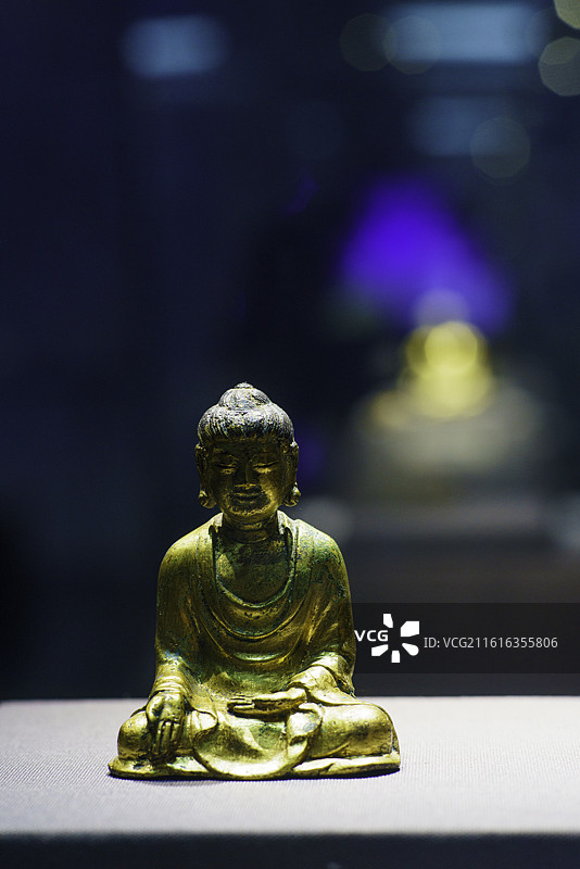 昆明云南省博物馆“妙香佛国”文物展品——唐铜鎏金不空成就佛坐像图片素材