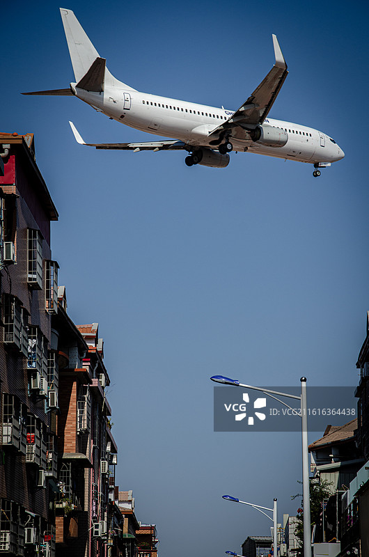 厦门高崎机场附近飞机略过建筑图片素材