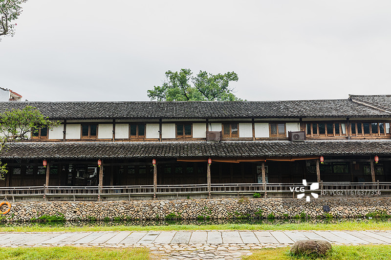 丽水古街位于岩头镇上，形成于清代，全长300多米。旧时90余间店面长廊相连，长廊依水而建，随水势蜿。图片素材