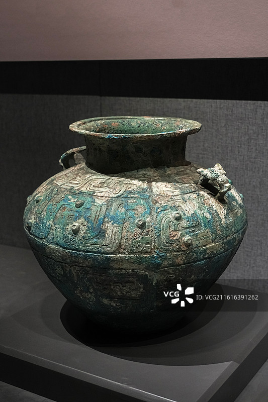 铜罍 春秋 潍坊市安丘市东古庙遗址出土 安丘市博物馆藏 山东博物馆“端端雍雍·闻于夏东-莒文化特展”图片素材