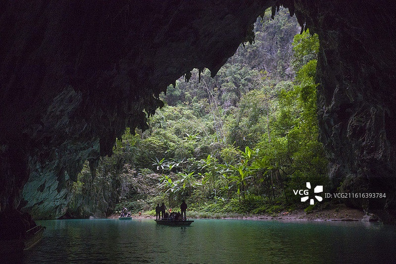 广西河池三门海，溶洞，地下河游船图片素材