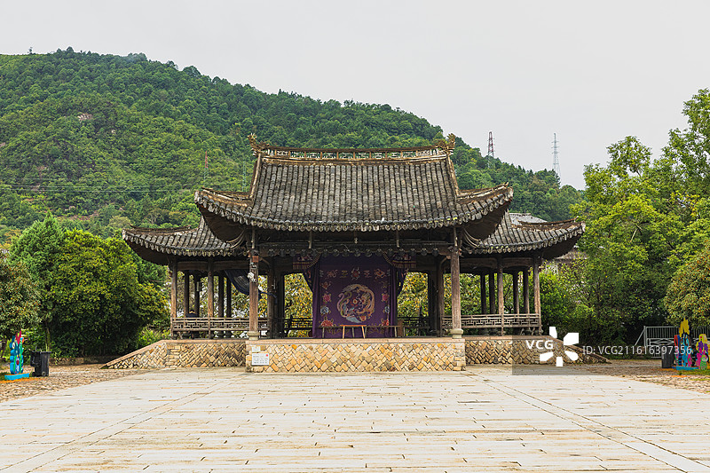 丽水古街位于岩头镇上，形成于清代，全长300多米。旧时90余间店面长廊相连，长廊依水而建，随水势蜿。图片素材