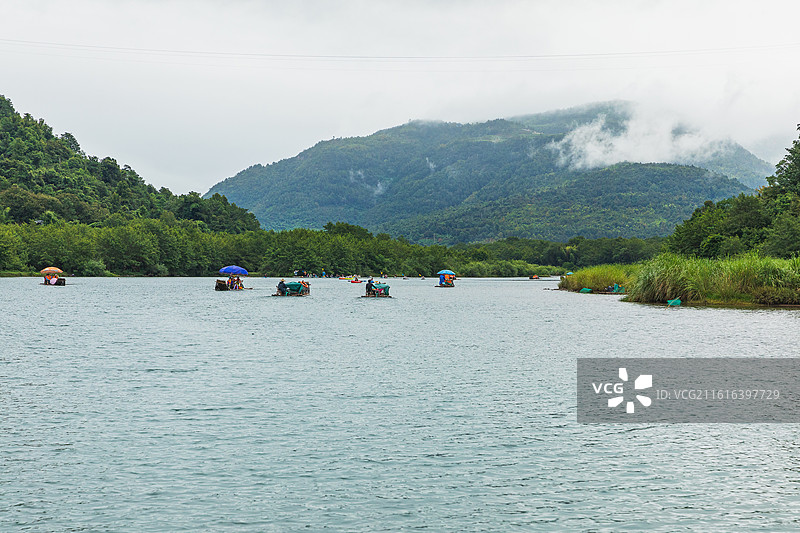 楠溪江位于浙江省温州市北部的永嘉县境内，南距温州市区26公里 ，东与雁荡山毗邻，西接缙云仙都。图片素材