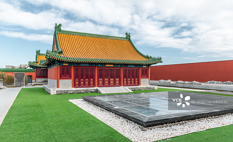 北京传统古建筑红墙绿瓦，北京隆福寺，北京胡同建筑，宫殿古建筑，寺庙，传统文，中国文化，红墙背景图片素材