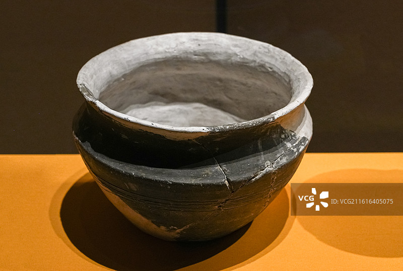 陶盆 岳石文化 河南杞县鹿台岗遗址出土 郑州大学藏 山东博物馆“华夏东方-夏商周时期的东夷文化”特展图片素材