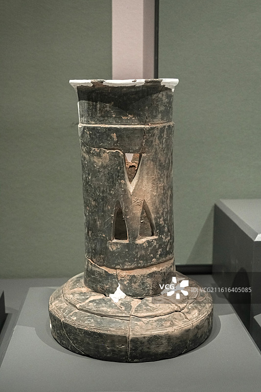 陶投壶 春秋时期 临沂市莒南县东上涧春秋墓葬出土 山东博物馆“端端雍雍·闻于夏东-莒文化特展”图片素材