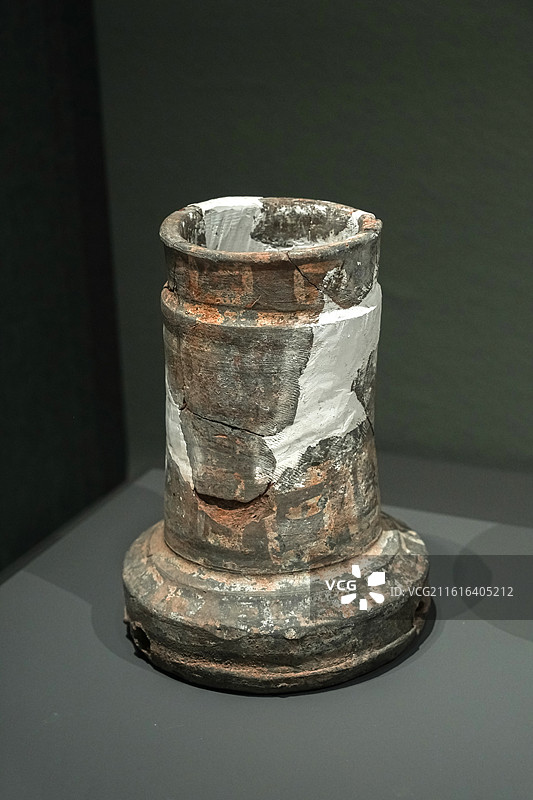 陶投壶 春秋时期 临沂市莒南县大店镇后官村出土 山东博物馆“端端雍雍·闻于夏东-莒文化特展”图片素材