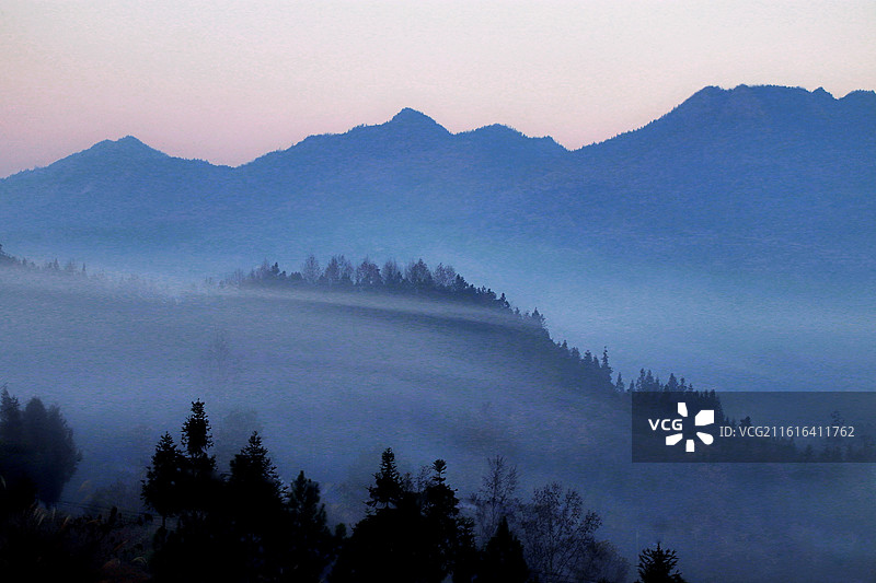 云山雾罩我家乡图片素材