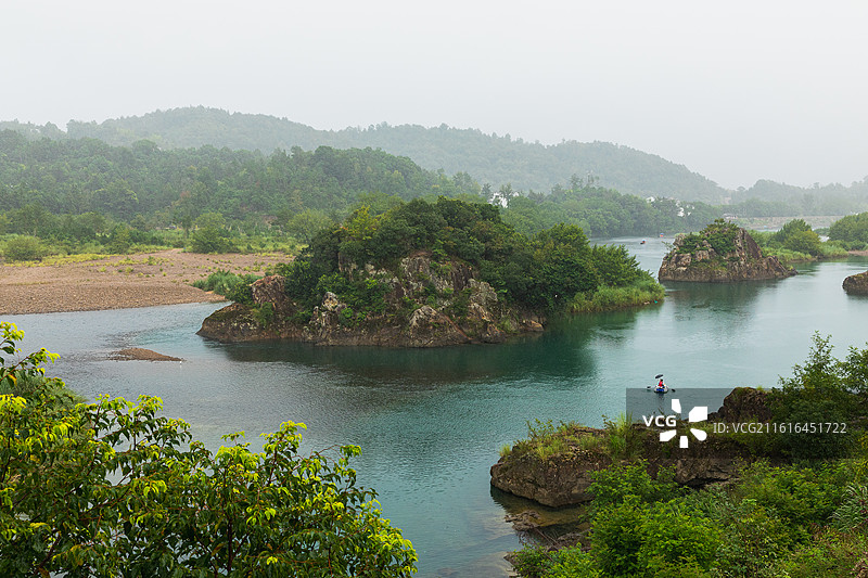 楠溪江位于浙江省温州市北部的永嘉县境内，南距温州市区26公里 ，东与雁荡山毗邻，西接缙云仙都。图片素材