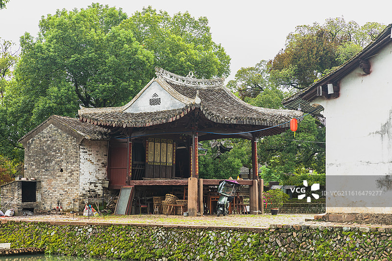 丽水古街位于岩头镇上，形成于清代，全长300多米。旧时90余间店面长廊相连，长廊依水而建，随水势蜿。图片素材