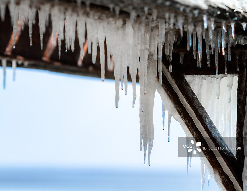 大寒节气青岛冬季海边木质栈桥码头冰锥图片素材