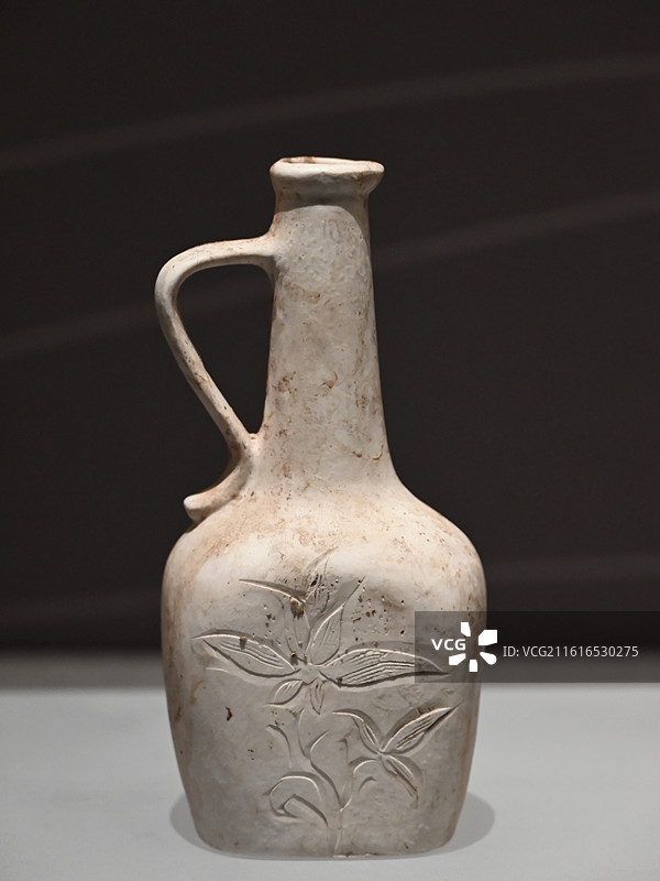 路县故城遗址博物馆 宋代 无釉白瓷刻花执壶图片素材