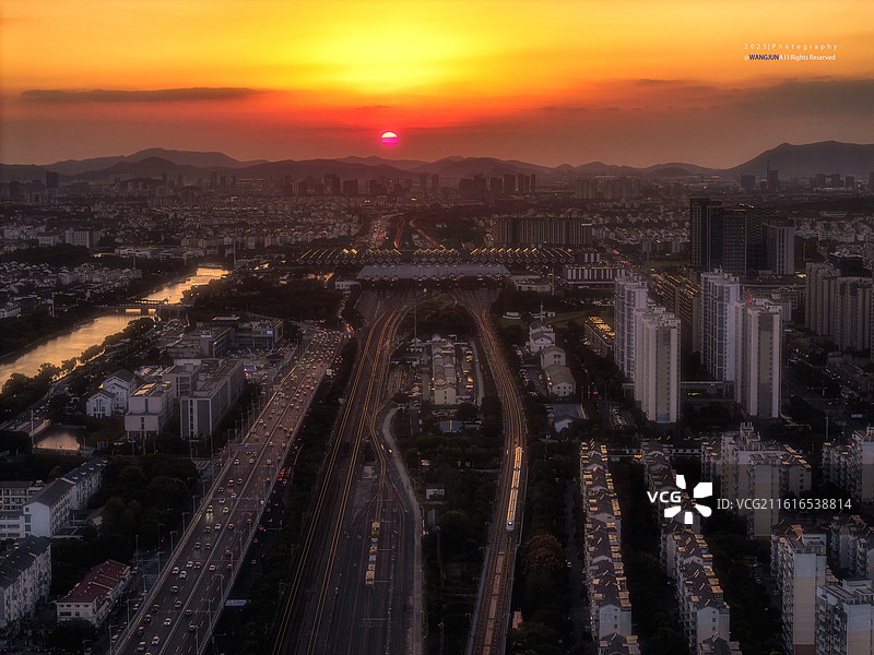 夕阳苏州火车站图片素材