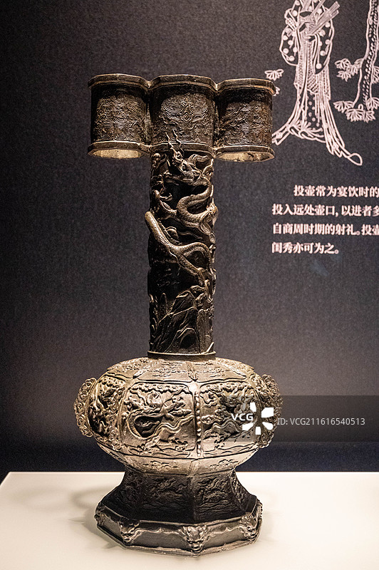 圣路易斯艺术博物馆藏明代龙纹铜投壶图片素材