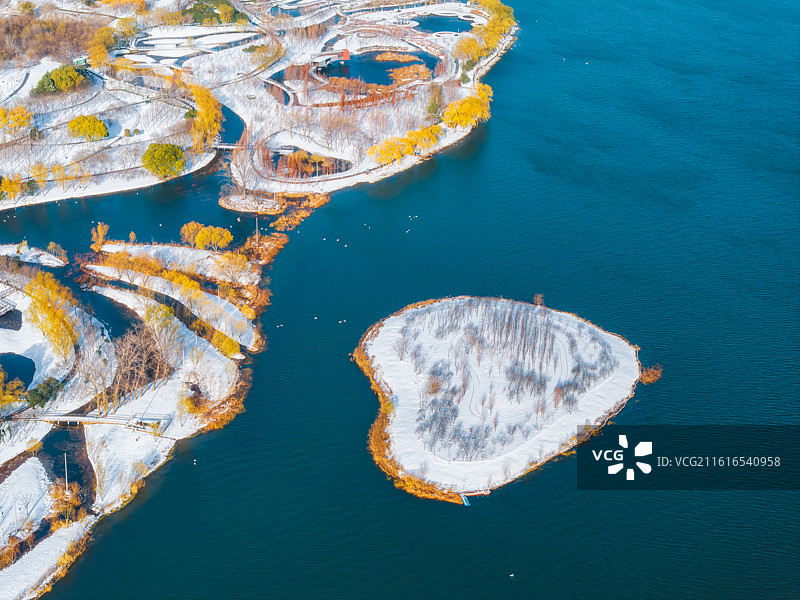 河南，郑州市，郑东新区CBD，郑州国家森林公园，北龙湖湿地公园，疣鼻天鹅保护区，城市冬景，雪景航拍图片素材
