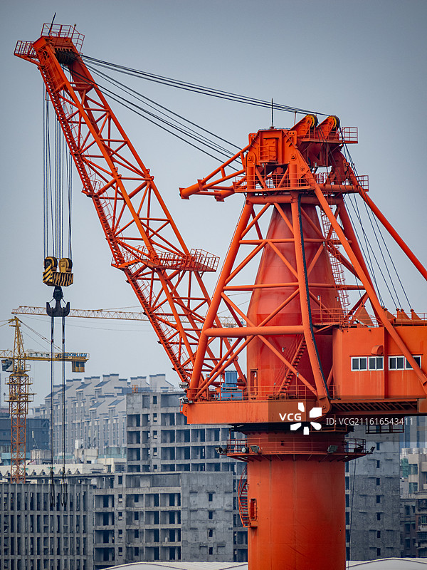 红色固定式齿条变幅起重机，船坞吊机，港口吊机，船厂龙门吊图片素材