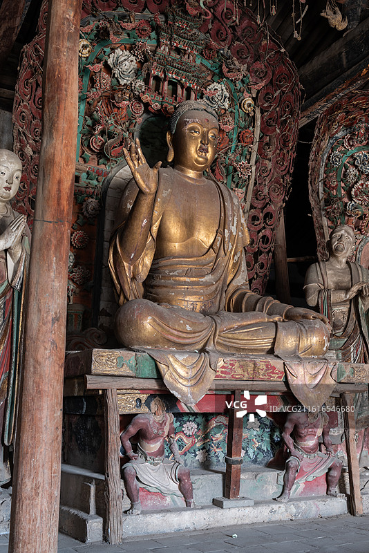 山西忻州定襄洪福寺正殿三圣殿内的宋代彩塑图片素材