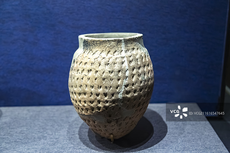 新疆乌鲁木齐新疆博物馆文物陶罐，哈巴河县阿依托汗一号墓地出土图片素材