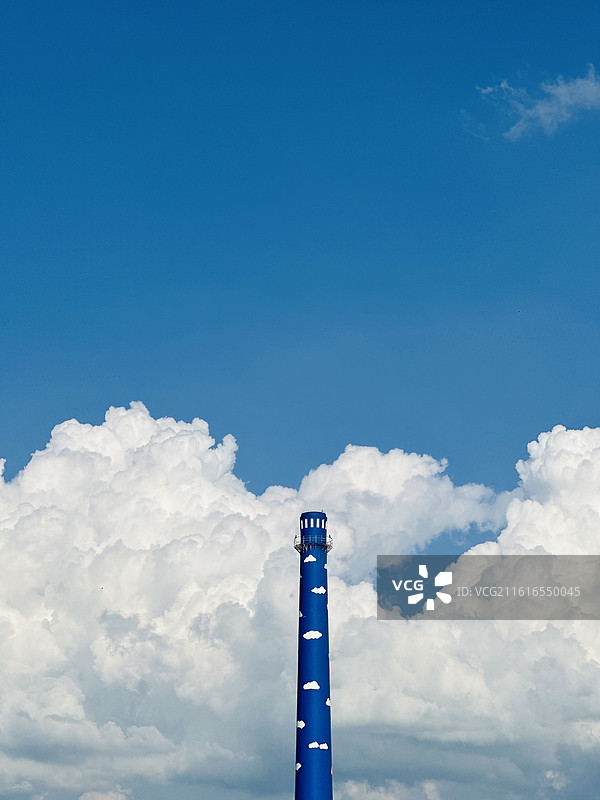 白云下的烟囱图片素材