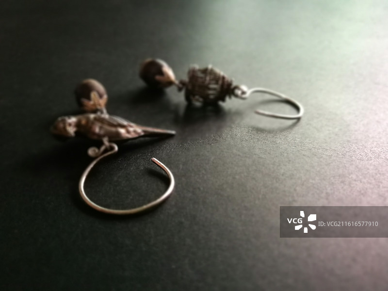 老饰新改耳饰耳坠耳环。老银首饰品虎头鸟笼飞鸟图片素材