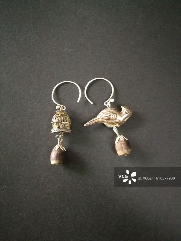 老饰新改耳饰耳坠耳环。老银首饰品虎头鸟笼飞鸟图片素材
