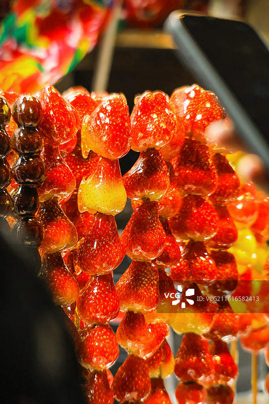 阳光下的奶皮子冰糖草莓葫芦水果串图片素材