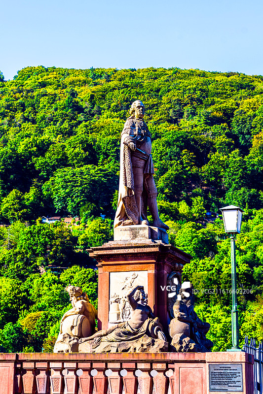 德国海德堡古桥 蓝天映衬下的历史建筑景观图片素材