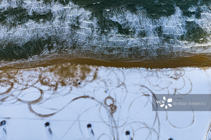 沙滩与轨迹-雪后沙滩上留下了越野车的轨迹图片素材