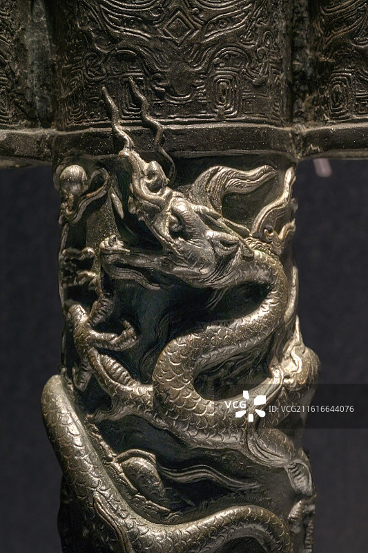 龙纹铜投壶_明_圣路易斯艺术博物馆_上海博物馆_融古烁新_宋元明清铜器的复古与创新展图片素材