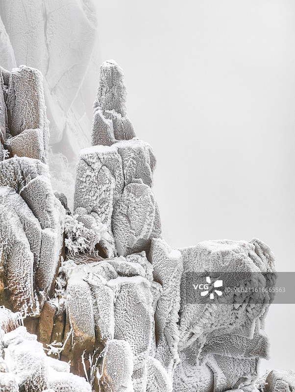 当2026年1月18日的雪漫过岱宗之巅，泰山便以银装素裹之姿，成为五岳中最雄浑的冬日画卷。图片素材
